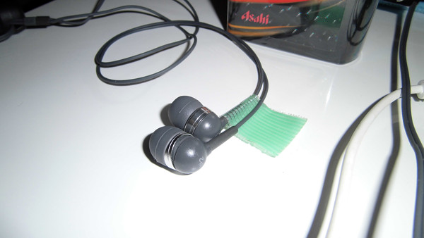[AKG IP2……なんで片方に養生テープ？　な図]